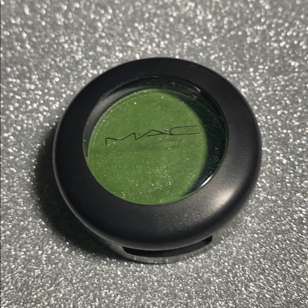 Single MAC eyeshadow pot